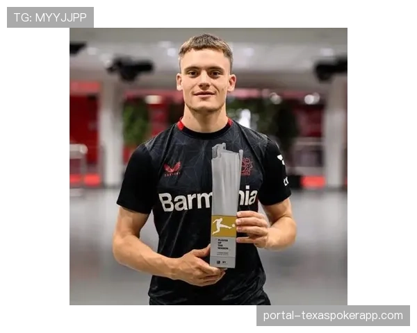 特写镜头：勒沃库森小将维尔茨打入赛季第15球后，望向看台上的父母