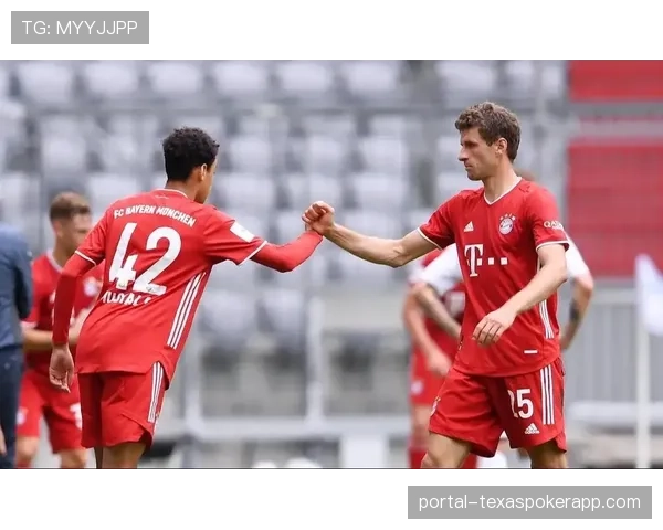 拜仁球员赛后向客场球迷致意，穆西亚拉接受全场掌声